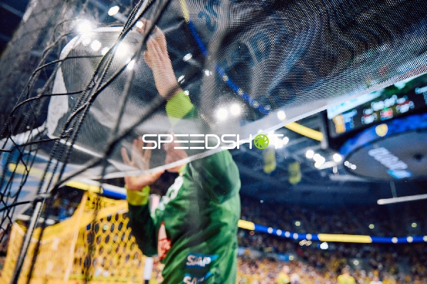 Ein Torwart der Rhein Neckar Löwen steht am Tor.