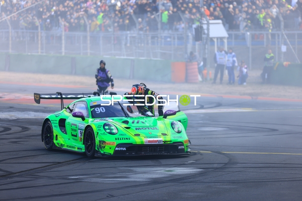 Fahrer steigt aus Rennwagen