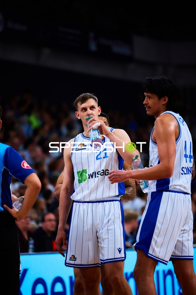 Timeout mit Lorenz Brennecke (21;Frankfurt Skyliners), Kamaka Hepa (44;Frankfurt Skyliners)