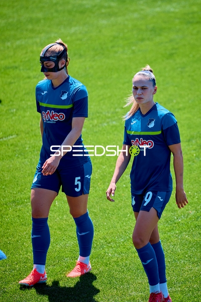 Spieler laufen Jamilla Rankin (5;TSG Hoffenheim Frauen 1), Jill Janssens (9;TSG Hoffenheim Frauen 1)