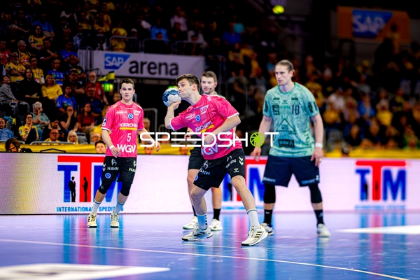 Spieler passt den Ball