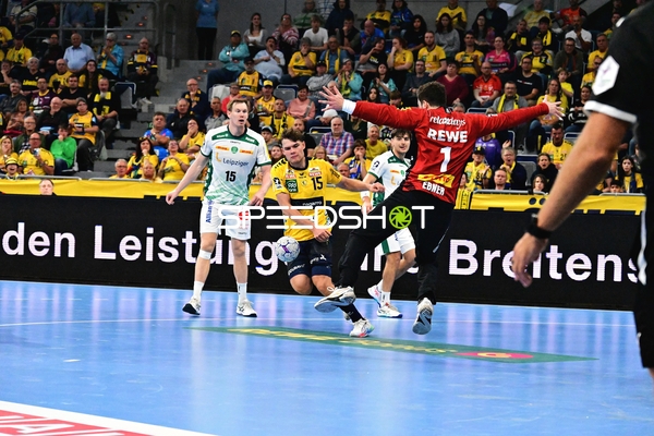 Domenico Ebner (1; SC DHfK Leipzig) pariert Wurf von David More (15; Rhein Neckar Löwen)