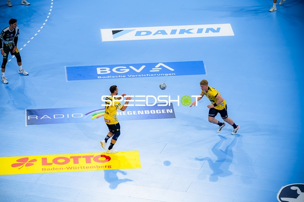 Dani Baijens (77; Rhein Neckar Löwen) passt den Ball