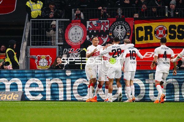 Spieler feiern gemeinsam