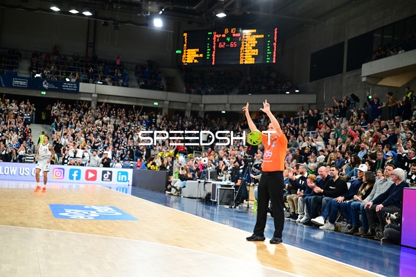 Schiedsrichter signalisiert Foul