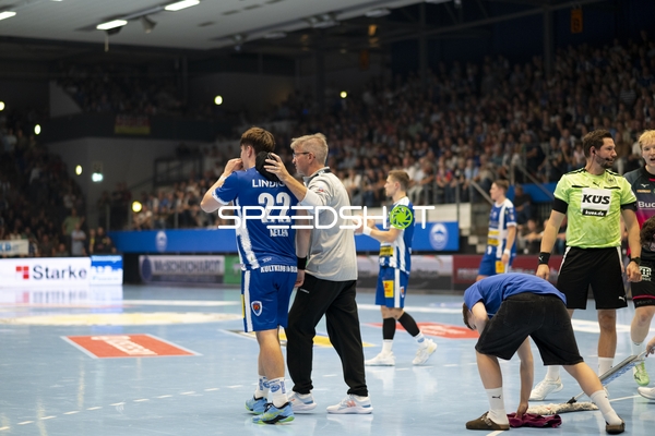 Felix Aellen (22; ThSV Eisenach) mit Traineranweisungen