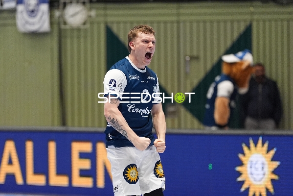 Noah Beyer (2; Bergischer HC) jubelt emotional