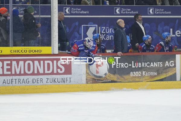 Staff und Torwart an der Bande