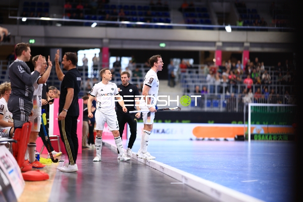 Sten Brandenstein (5; Deutschland) jubelt am Spielfeldrand