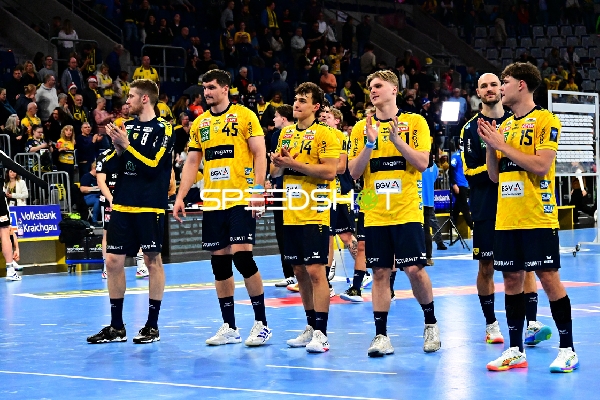 Szene mit David More (15; Rhein Neckar Löwen) und Teamkollegen