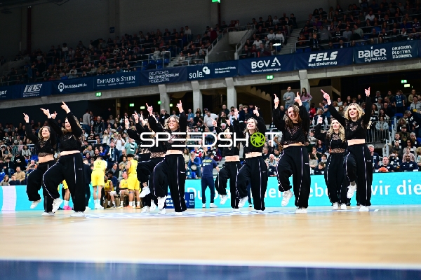 Basketball-Szene mit Cheerleadern