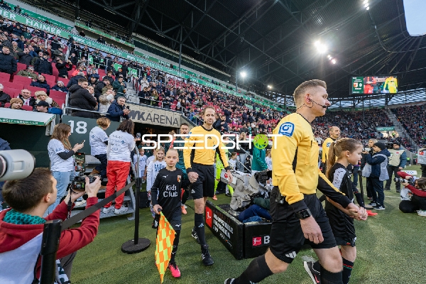 Schiedsrichter betreten Spielfeld