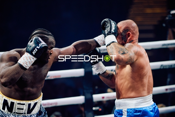 Boxer im Ring tauschen Schläge aus