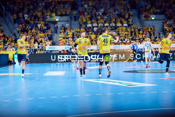 Spieler laufen über das Spielfeld