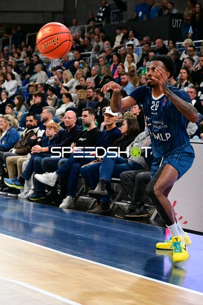 Michael Weathers (20; MLP Academics Heidelberg) dribbelt