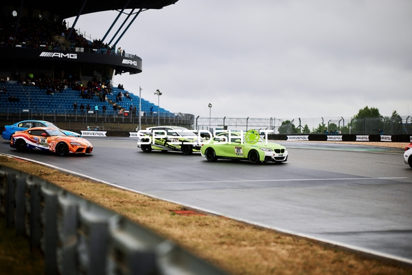 Drei Fahrzeuge in Kurve