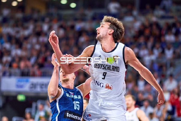 Zweikampf: Franz Wagner (9; Deutschland) vs Gregor Hrovat (15; Slowenien)