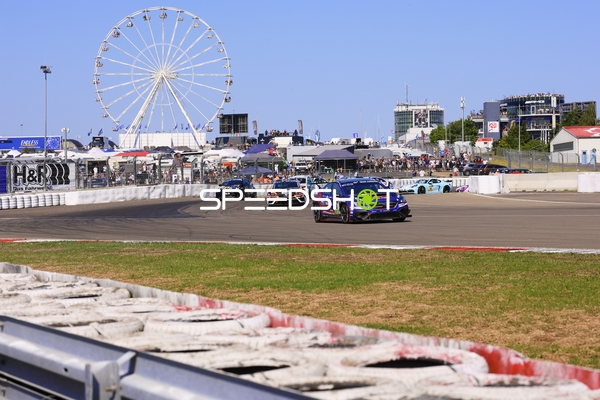 Rennfahrzeuge auf der Strecke