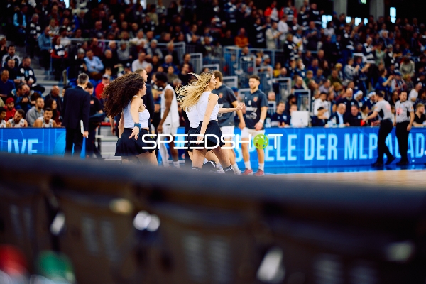 Cheerleader-Performance während eines Basketballspiels