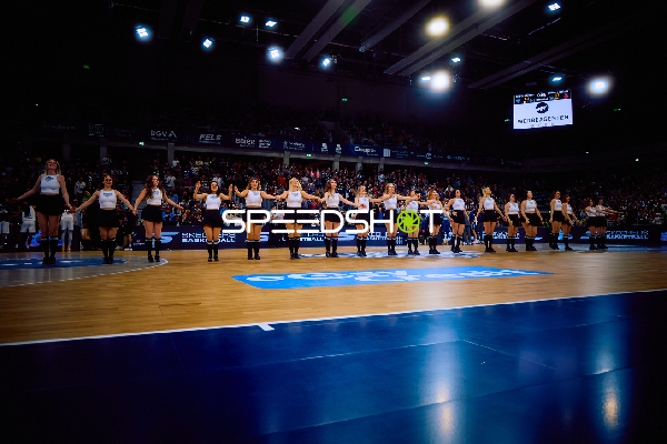 Cheerleader-Performance