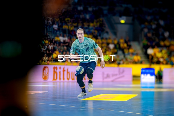 Juri Knorr prellt den Ball