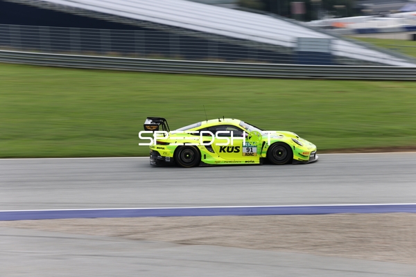 Rennfahrzeug auf der Rennstrecke