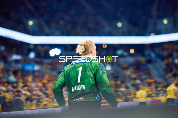 Ein Spieler von SC Magdeburg (Nummer 1) steht auf dem Spielfeld.