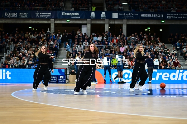 Basketball-Szene mit Tänzerinnen