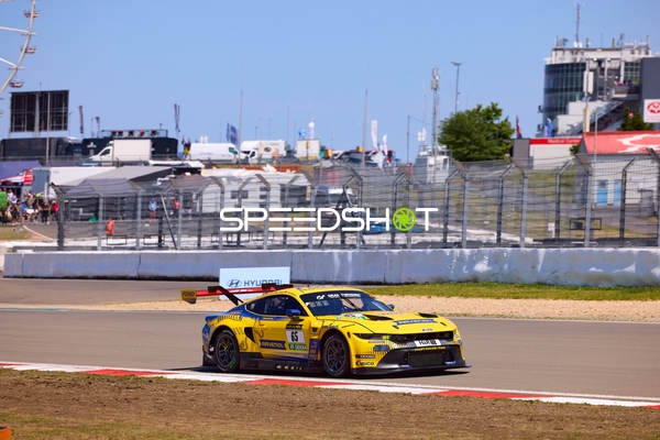 Ford Mustang GT3 auf der Rennstrecke