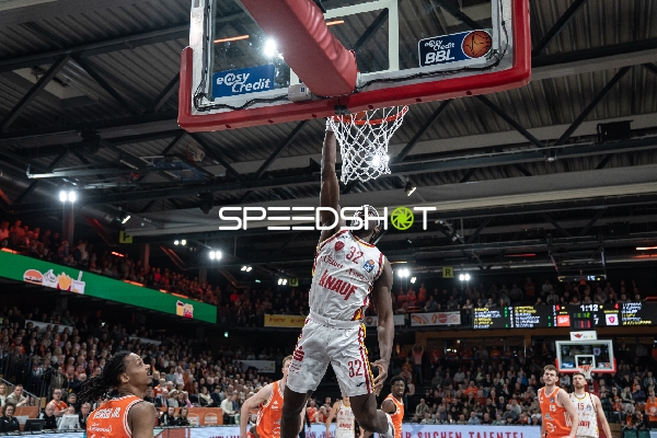 Charles Thompson (32, Würzburg Baskets) am Korb