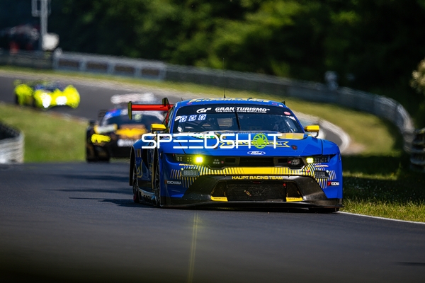 Rennfahrzeug auf der Rennstrecke