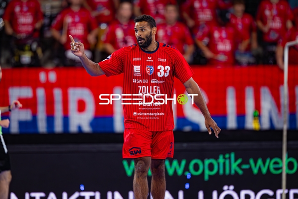 33; SG BBM Bietigheim zeigt mit dem Finger