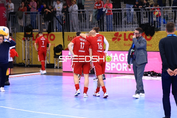 Patryk PAWLAK (17; Polen) und Jakub JANICKI (16; Polen) verlassen Spielfeld