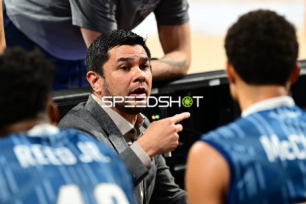 Danny Jansson (999; MLP Academics Heidelberg) im Teamgespräch