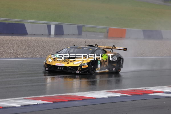 Rennfahrzeug auf nasser Strecke