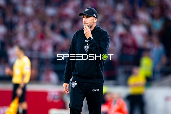 Trainer Sebastian Hoeneß (Trainer; VfB Stuttgart) an der Seitenlinie