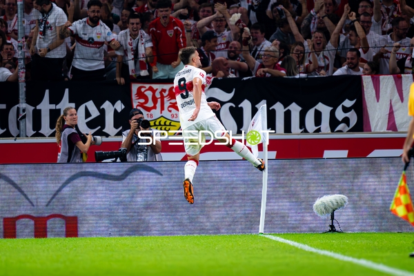 Ermedin Demirovic (9; VfB Stuttgart) jubelt am Eckfahnenbereich