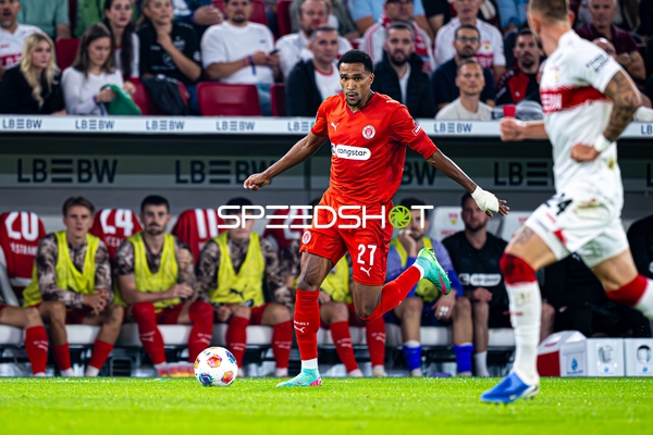 Spieler mit Ball am Fuß