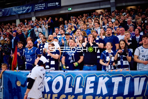 Fans jubeln im SNP Dome