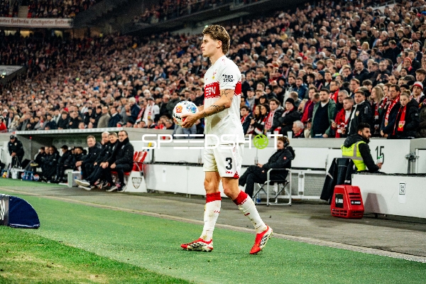 Spieler mit Ball am Seitenrand