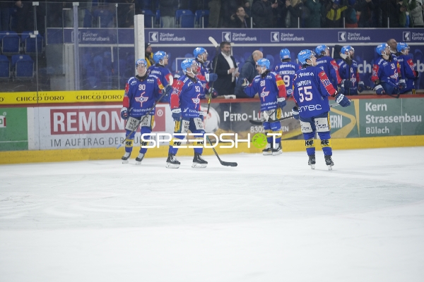 Spieler von EHC Kloten in Aktion