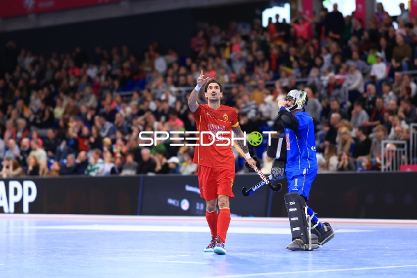 Manuel PROL (22; Spanien) mit erhobenem Arm