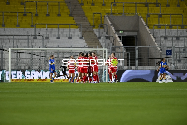 Spieler feiern gemeinsam