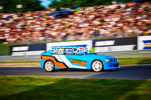 Klassischer Rennwagen auf der Rennstrecke