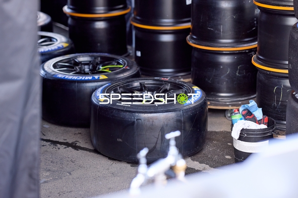 Reifenstapel in der Boxengasse