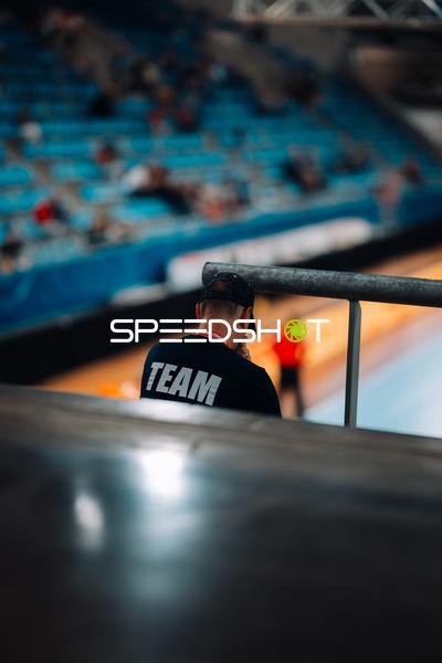 Teammitglied am Spielfeldrand