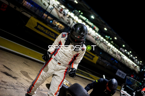 Boxengassen-Szene beim 24h Rennen 2025