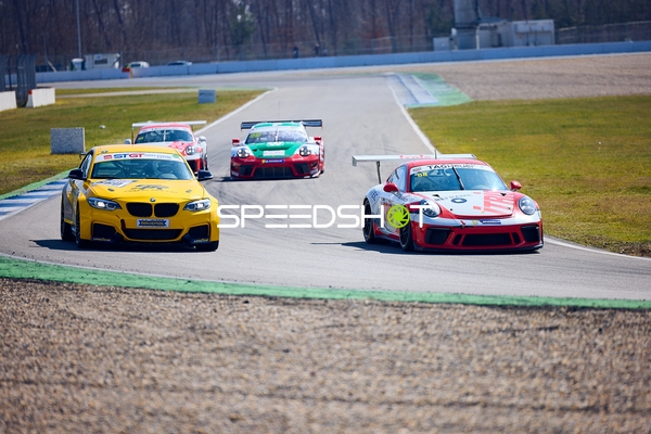 Rennfahrzeuge in der Kurve während der DMV Goodyear Racing Days