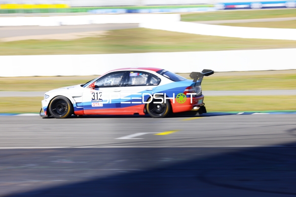 Rennwagen mit Startnummer 312 in voller Fahrt