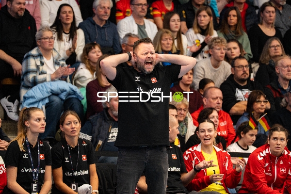 Trainer Knut Ove Joa (999; Schweiz) gestikuliert, Lea Schüpbach (1; Schweiz) und Joline Erni (44; Schweiz) beobachten